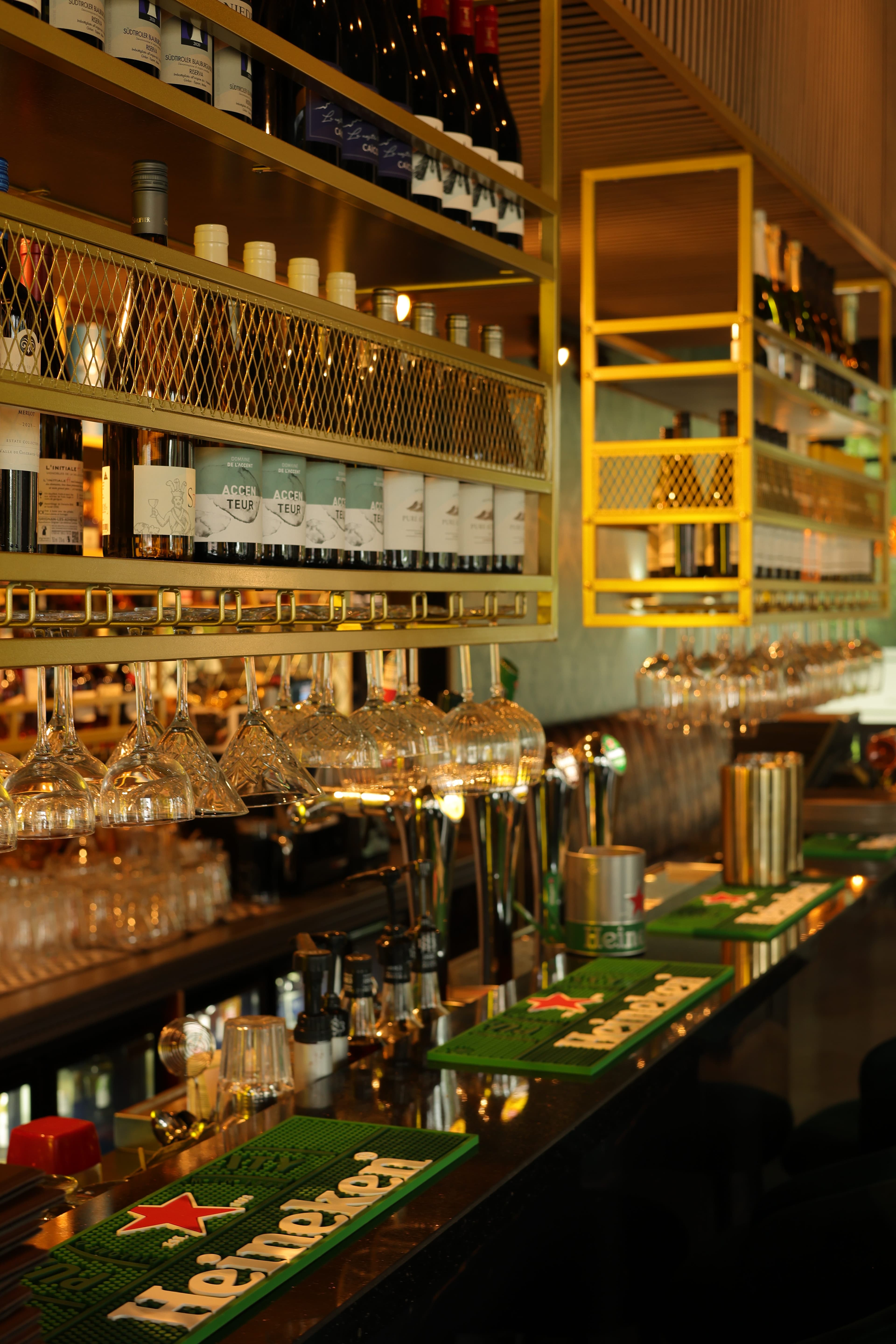 Moderne eetzaal van The Tandoor Company in Amsterdam-Noord